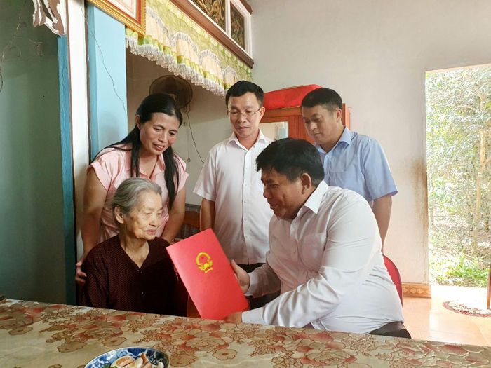 Thứ trưởng Y Thông tặng quà Mẹ Việt Nam anh hùng Lê Thị Mót. Ảnh: Phạm Tiến