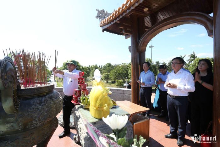 Ông Y Thông, Thứ trưởng Bộ Dân tộc và Tôn giáo (đang dâng hương) cùng đoàn công tác của Bộ dâng hương tại Thành cổ Quảng Trị. Ảnh: Phạm Tiến