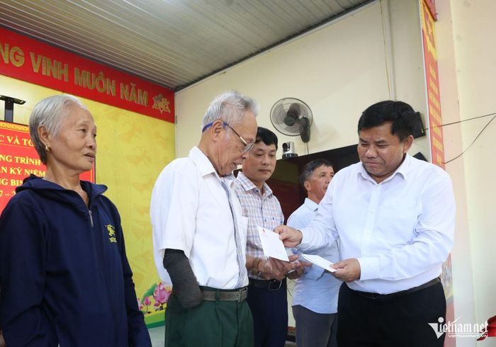 Đoàn công tác của Bộ Dân tộc và Tôn giáo tặng quà cho thương, bệnh binh ở Quảng Trị. Ảnh: Phạm Tiến
