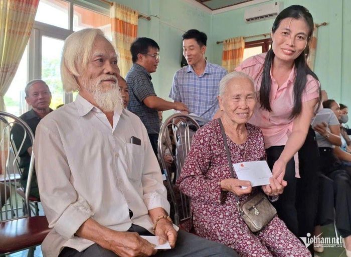 Bà Hồ Thị Minh, Phó Giám đốc Sở Dân tộc và Tôn giáo tỉnh Quảng Trị tặng quà cho người có công. Ảnh: Phạm Tiến