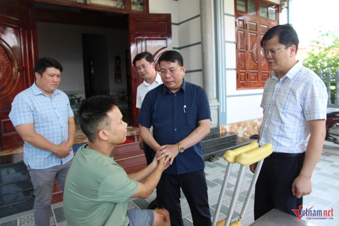 Đoàn đã fhăm hỏi, động viên anh Phạm Thanh Hải có vợ và 2 con thiệt mạng do mưa lũ. Ảnh: Trọng Bảo