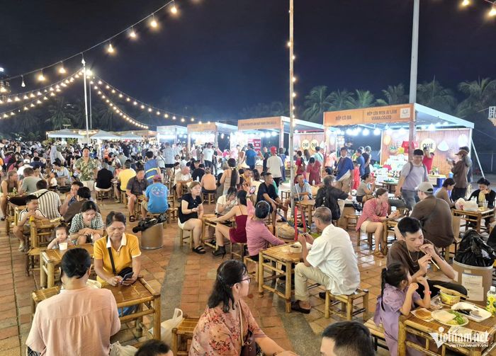 Không gian chợ quê được bài trí bằng tre nứa, bàn ghế mộc mạc thu hút đông đảo du khách