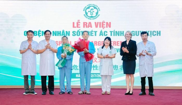Hai bệnh nhân mắc sốt rét ác tính được ra viện trong niềm vui của các thầy thuốc và gia đình.