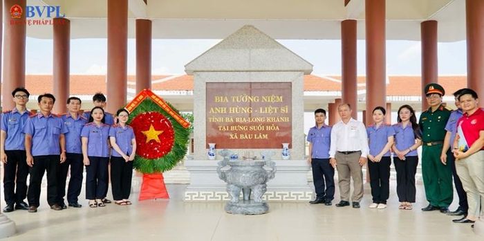  Đồng chí Huỳnh Kim Sơn - Bí thư Đảng ủy xã Bàu Lâm cùng đoàn dâng hương.