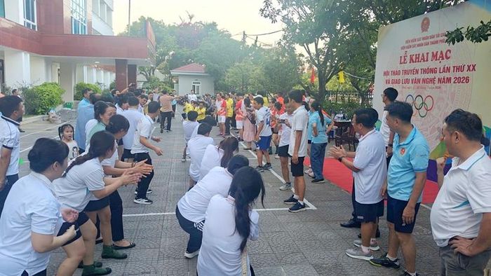  Sôi nổi môn kéo co.