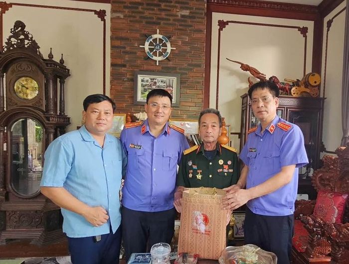  Đoàn thăm hỏi, động viên các gia đình có công với cách mạng.