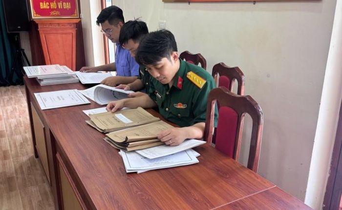 Đoàn kiểm sát tiến hành kiểm tra hồ sơ, sổ sách của Đồn Biên phòng.