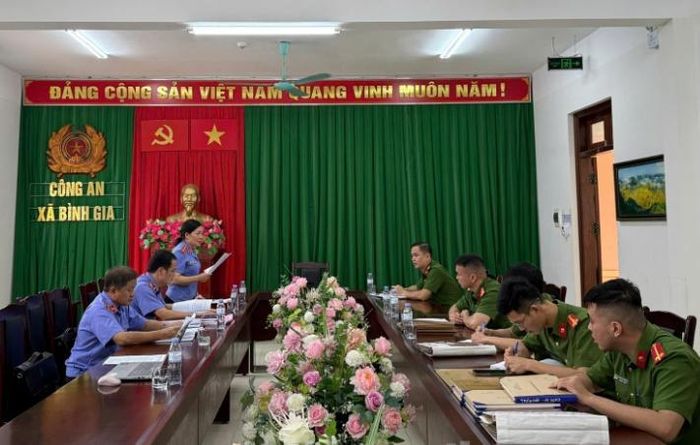 Đoàn kiểm sát VKSND khu vực 3 công bố Quyết định trực tiếp kiểm sát tại Phân trại tạm giam Bình Gia.
