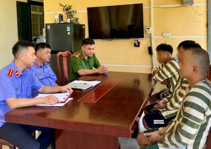 Đoàn kiểm sát gặp, hỏi một số người bị tạm giữ, người bị tạm giam.