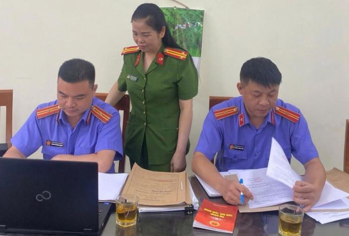 Đoàn kiểm sát VKSND khu vực 5 kiểm tra hồ sơ, sổ sách tại Phân trại tạm giam Lộc Bình.