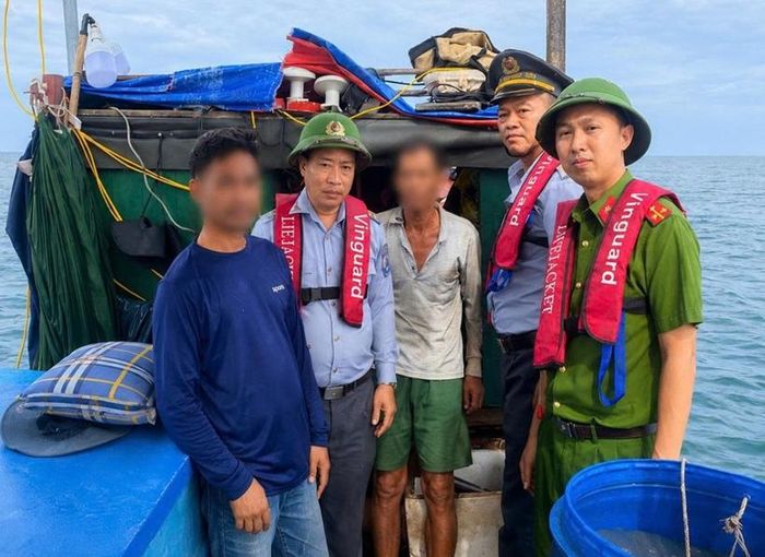 Lực lượng chức năng kiểm tra phát hiện thiết bị giám sát hành trình tàu cá.