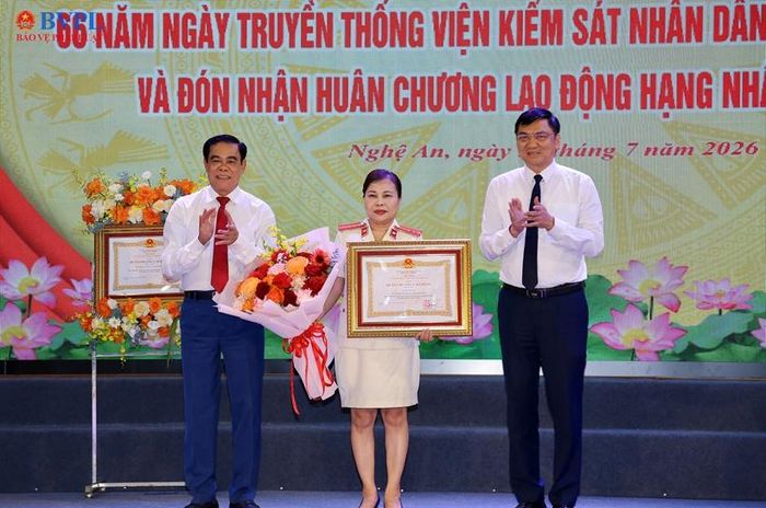  Thừa ủy quyền, Phó Bí thư Thường trực Tỉnh ủy, Chủ tịch HĐND tỉnh Hoàng Nghĩa Hiếu trao Huân chương Lao động hạng Nhì; Phó Bí thư Tỉnh ủy, Chủ tịch UBND tỉnh Võ Trọng Hải tặng hoa chúc mừng Phó Viện trưởng VKSND tỉnh Dương Thị Liên. 