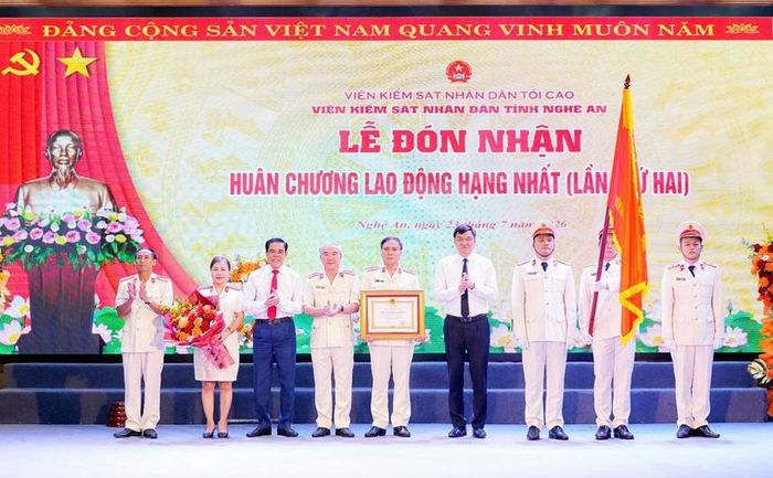  Thừa ủy quyền, Phó Bí thư Thường trực Tỉnh ủy, Chủ tịch HĐND tỉnh Nghệ An Hoàng Nghĩa Hiếu trao Huân chương Lao động hạng Nhất; Phó Bí thư Tỉnh ủy, Chủ tịch UBND tỉnh Võ Trọng Hải tặng hoa chúc mừng VKSND tỉnh Nghệ An.