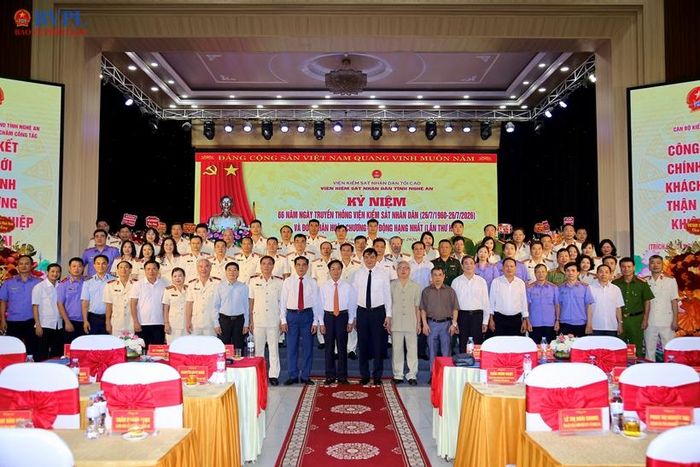  Các đại biểu chụp ảnh lưu niệm.