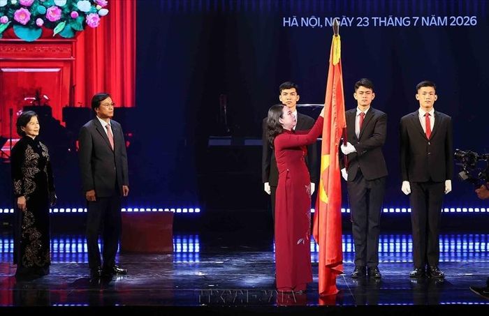  Đồng chí Võ Thị Ánh Xuân, Bí thư Trung ương Đảng, Phó Chủ tịch nước, Phó Chủ tịch Thứ nhất Hội đồng Thi đua - Khen thưởng Trung ương trao Danh hiệu Anh hùng Lao động lần thứ 2 cho Công ty Cổ phần Sữa Việt Nam. 