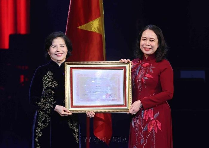  Phó Chủ tịch nước Võ Thị Ánh Xuân trao Huân chương Độc lập hạng Ba tặng bà Mai Kiều Liên - Anh hùng Lao động, Thành viên Hội đồng quản trị, Tổng Giám đốc Vinamilk.