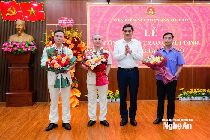 Đồng chí Hoàng Nghĩa Hiếu - Phó Bí thư Thường trực Tỉnh ủy, Chủ tịch HĐND tỉnh tặng hoa chúc mừng các đồng chí Vũ Xuân Đông và Nguyễn Đăng Thông. Ảnh: Thanh Lê