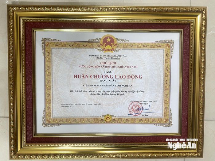 Huân chương Lao động hạng Nhất do Chủ tịch nước trao tặng Viện Kiểm sát nhân dân tỉnh Nghệ An nhân dịp kỷ niệm 66 năm thành lập (26/7/1960 - 26/7/2026). Ảnh: Minh Tân