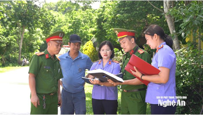 Kiểm sát viên khu vực 10, Viện KSND tỉnh Nghệ An kiểm sát hoạt động khám nghiệm hiện trường. Ảnh: CSCC
