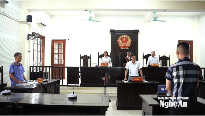 Kiểm sát viên Viện Kiểm sát nhân dân tỉnh Nghệ An thực hành quyền công tố, kiểm sát xét xử tại phiên tòa. Ảnh: Minh Tân
