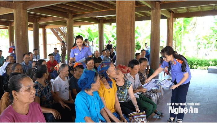 Kiểm sát viên khu vực 10 tuyên truyền phổ biến pháp luật đến đồng bào dân tộc. Ảnh: CSCC