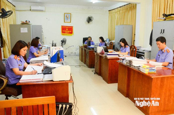Cán bộ Viện Kiểm sát nhân dân tỉnh thực hiện nhiệm vụ chuyên môn. Ảnh: Thanh Lê
