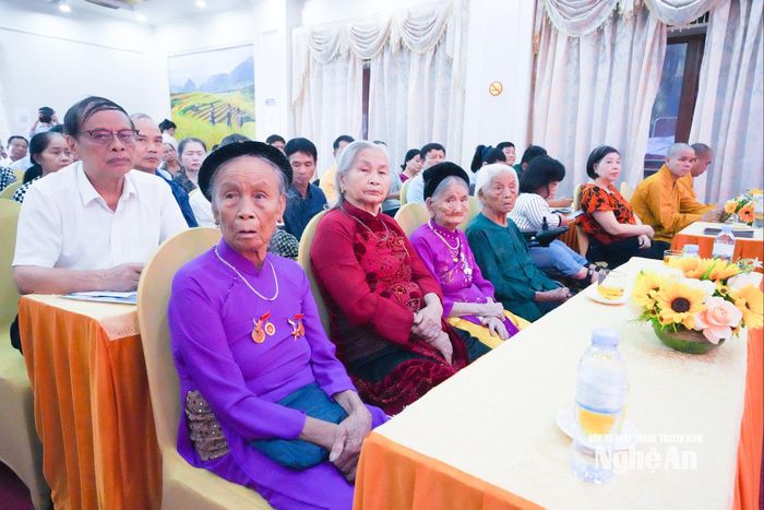 Các Mẹ Việt Nam Anh hùng tham dự cuộc gặp mặt. Ảnh: Mai Hoa