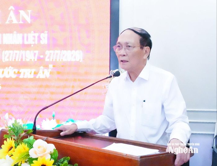 Ông Hồ Đức Thành - Chủ tịch Hội Hỗ trợ gia đình liệt sĩ tỉnh phát biểu cam kết: Hội Hỗ trợ gia đình liệt sĩ tỉnh sẽ luôn đồng hành, hỗ trợ các Mẹ Việt Nam Anh hùng và thân nhân các liệt sĩ trong chăm lo đời sống vật chất và tinh thần. Ảnh: Mai Hoa
