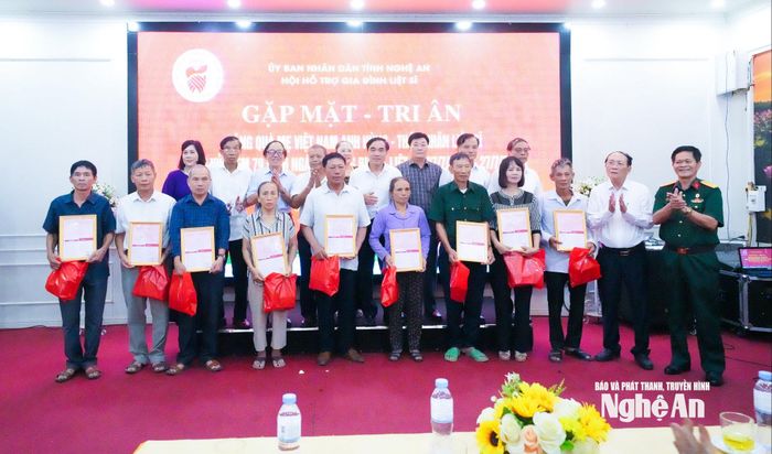 Lãnh đạo Hội Hỗ trợ gia đình liệt sĩ Trung ương và tỉnh Nghệ An cùng các nhà hảo tâm trao quà sổ tiết kiệm cho thân nhân gia đình liệt sĩ có hoàn cảnh khó khăn. Ảnh: Mai Hoa