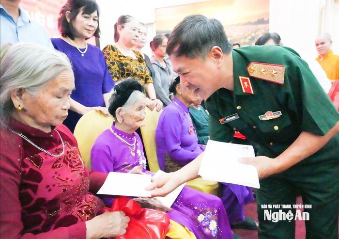 Trung tướng Trần Tấn Hùng - Phó Chủ tịch Thường trực Hội Hỗ trợ gia đình liệt sĩ Việt Nam trao quà tri ân cho các Bà Mẹ Việt Nam Anh hùng. Ảnh: Mai Hoa