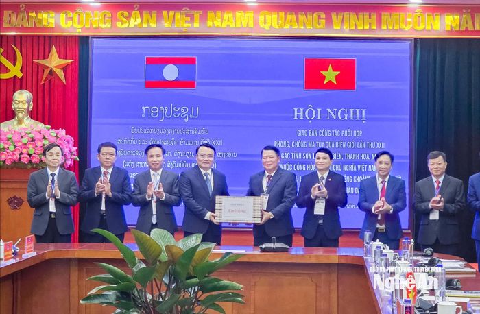 Tỉnh Sơn La trao quà đến tỉnh Nghệ An. Ảnh: Trần Văn Trực