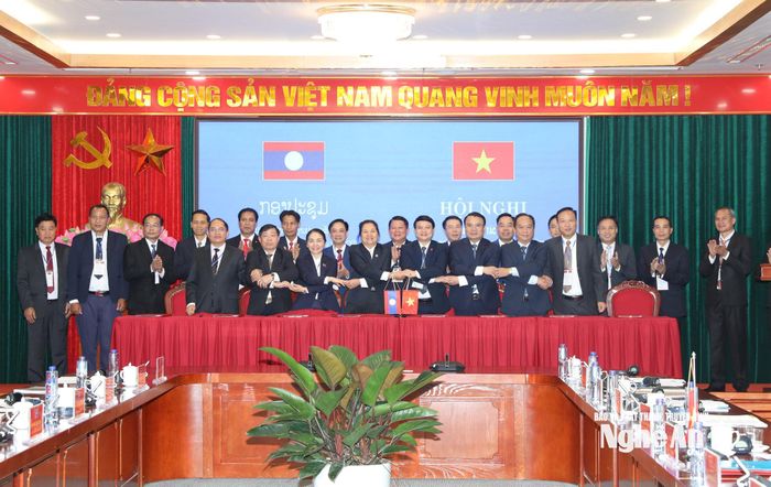 Lãnh đạo 8 tỉnh đã ký Biên bản ghi nhớ lần thứ XXII, thống nhất tiếp tục tăng cường phối hợp trong công tác phòng, chống ma túy qua biên giới. Ảnh: Đình Đức