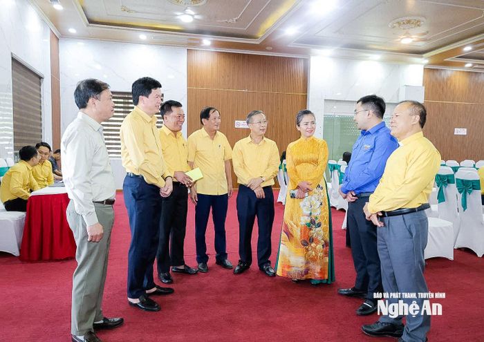 Các đại biểu trao đổi, thảo luận bên lề hội nghị. Ảnh: Xuân Hướng