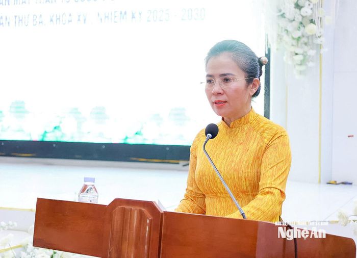 Phó Bí thư Tỉnh ủy, Chủ tịch Ủy ban MTTQ tỉnh Võ Thị Minh Sinh phát biểu chỉ đạo hội nghị. Ảnh: Xuân Hướng