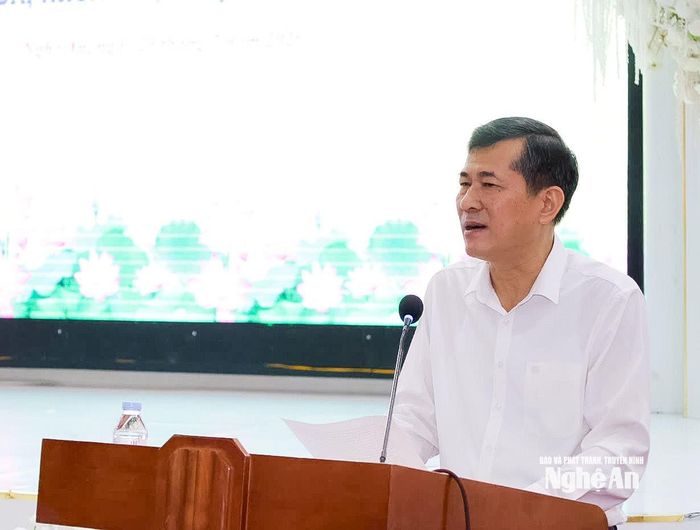 Phó Chủ tịch UBND tỉnh Thái Văn Thành báo cáo tình hình kinh tế - xã hội nổi bật của tỉnh 6 tháng đầu năm. Ảnh: Xuân Hướng