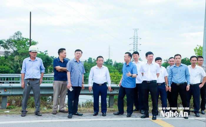 Giám đốc Ban Quản lý dự án Nông nghiệp và Môi trường Nghệ An Nguyễn Hào báo cáo tiến độ thực hiện gói thầu Trạm bơm Hói Chùa. Ảnh: Thành Duy