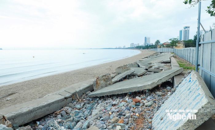 Một đoạn kè biển qua phường Cửa Lò cần được nâng cấp. Ảnh: Thành Duy