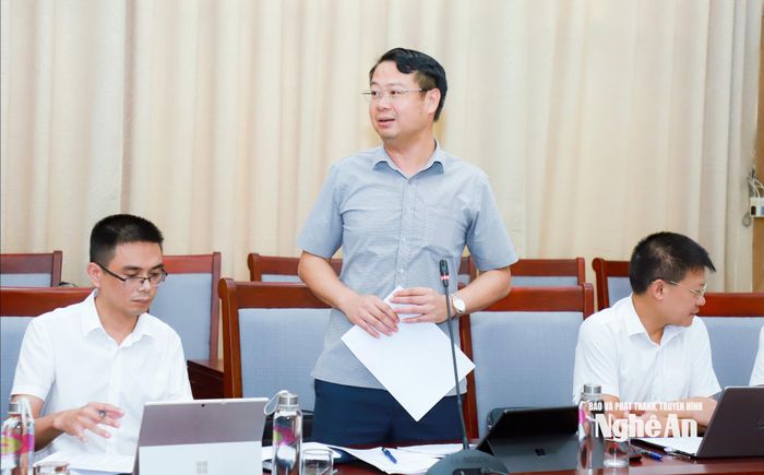 Phó Chủ tịch UBND phường Thành Vinh Đinh Nho Tài phát biểu tại cuộc làm việc. Ảnh: Thành Duy