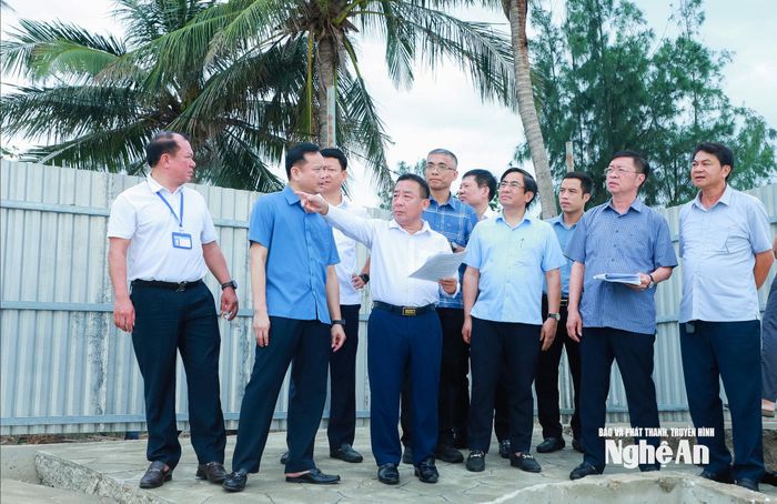 Phó Chủ tịch UBND tỉnh Nguyễn Văn Đệ kiểm tra tại Dự án sửa chữa, cải tạo tuyến kè biển, đường dạo, lâm viên và Quảng trường Bình Minh tại phường Cửa Lò. Ảnh: Thành Duy