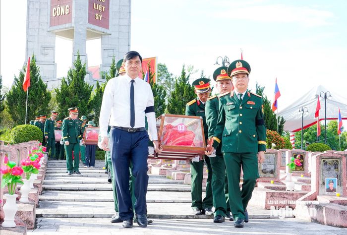 Lễ Truy điệu và an táng 80 hài cốt liệt sĩ quân tình nguyện và chuyên gia Việt Nam hy sinh tại Lào, ngày 21/5/2026.