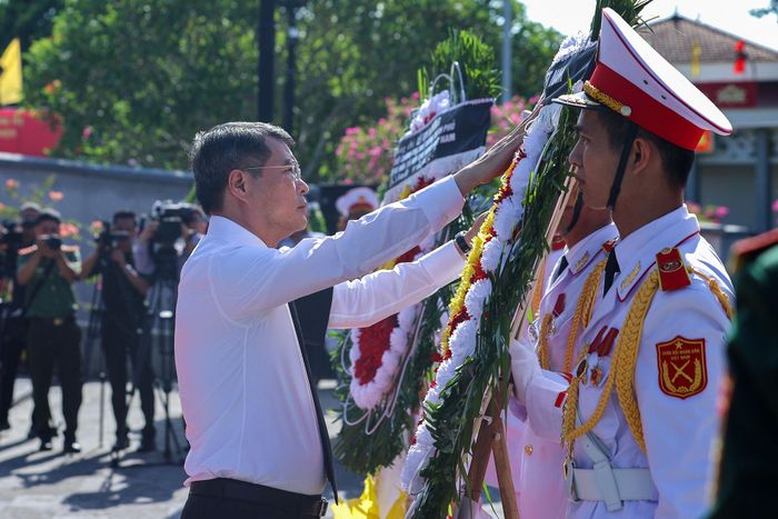Thủ tướng Lê Minh Hưng dự Lễ truy điệu và an táng hài cốt liệt sĩ tại tỉnh Quảng Trị, ngày 23/5/2026. Ảnh: VGP/Nhật Bắc
