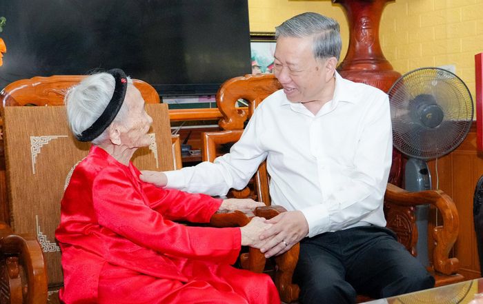 Tổng Bí thư, Chủ tịch nước Tô Lâm thăm Mẹ Việt Nam Anh hùng Lê Thị Sáu, phường Trường Vinh, Nghệ An, tháng 5/2025. Ảnh: Phạm Bằng
