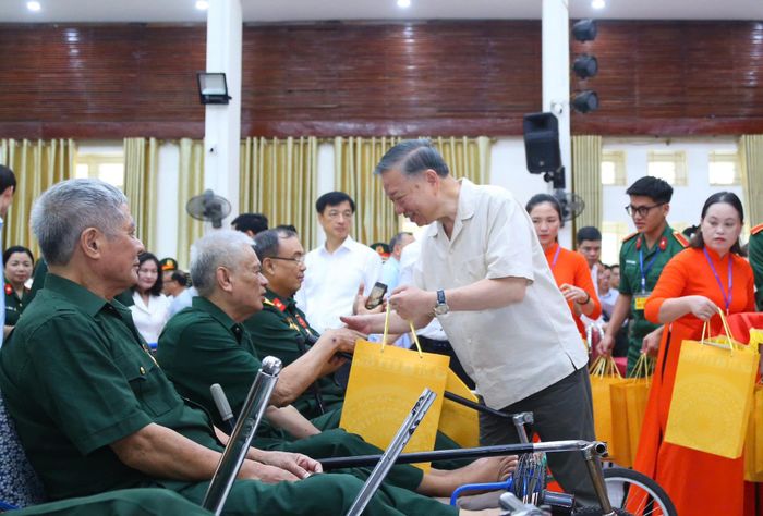 Tổng Bí thư, Chủ tịch nước Tô Lâm thăm hỏi, tặng quà thương binh, bệnh binh tại Trung tâm Điều dưỡng thương binh Thuận Thành, Bắc Ninh, ngày 15/7/2026.