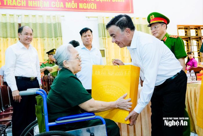 Thường trực Ban Bí thư Trần Cẩm Tú trao quà cho các bác thương binh, bệnh binh tại Trung tâm Điều dưỡng Thương binh Nghệ An, ngày 15/07/2026. Ảnh: Phạm Bằng