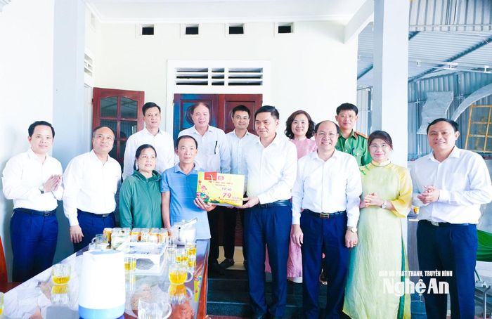 Đoàn công tác của tỉnh thăm, tặng quà cho thương binh nặng 1/4 Hoàng Công Hoan tại phường Vinh Lộc. Ảnh: Mai Hoa