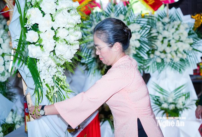 Phó Bí thư Tỉnh ủy Võ Thị Minh Sinh dâng hoa trước phần mộ tập thể của 13 Anh hùng liệt sĩ TNXP Đại đội 317 hy sinh ngày 31/10/1968 tại Truông Bồn. Ảnh: T.L