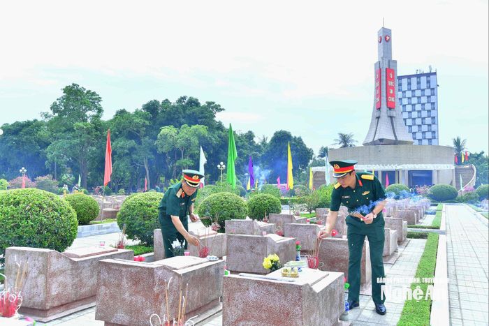Đoàn đại biểu Đảng ủy, Bộ CHQS tỉnh Nghệ An dâng hương tri ân các Anh hùng liệt sĩ tại Nghĩa trang liệt sĩ Vinh. Ảnh: Hoàng Anh