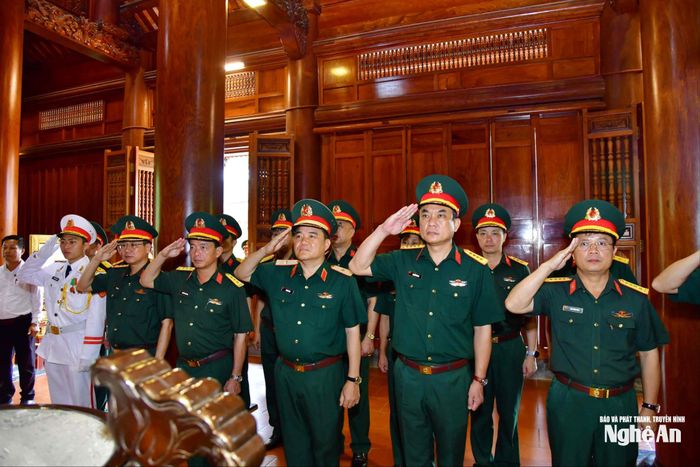 Đoàn đại biểu Đảng ủy, Bộ CHQS tỉnh Nghệ An thành kính tưởng niệm anh linh Chủ tịch Hồ Chí Minh. Ảnh: Hoàng Anh