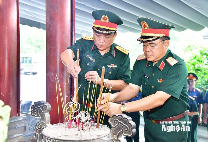 Đoàn đại biểu Đảng ủy, Bộ CHQS tỉnh Nghệ An dâng hương lên phần mộ tập thể 13 Anh hùng liệt sĩ Đại đội 317 tại Khu Di tích lịch sử Quốc gia Truông Bồn. Ảnh: Hoàng Anh