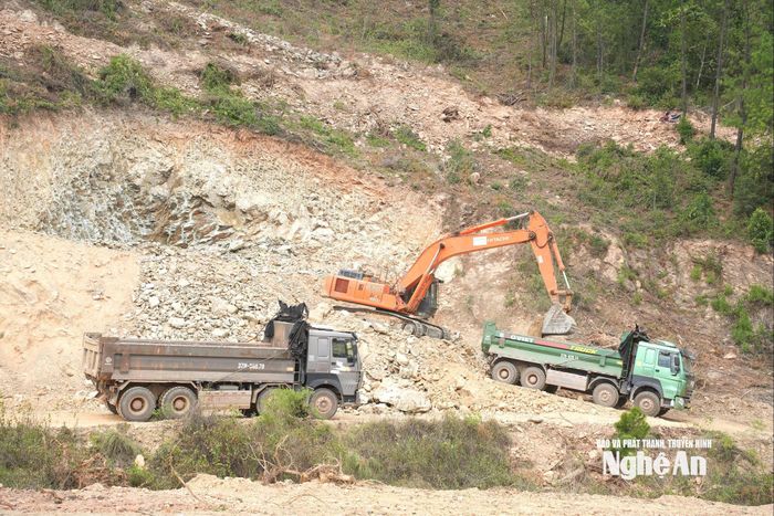 Phương tiện thi công đào mái phía Tây hầm Đại Huệ. Ảnh: Nguyễn Toàn